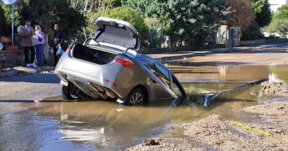 BODRUM'DA İSALE HATTI PATLADI, OTOMOBİL ÇUKURA DÜŞTÜ