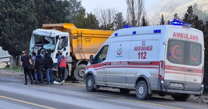 BODRUM'DA KAMYONLAR ÇARPIŞTI: 1'İ AĞIR 2 YARALI
