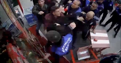 BORNOVA'DA ZABITA İLE ESNAF ARASINDA 'İŞGALİYE' KAVGASI