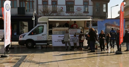 BÜYÜKŞEHİR YANGINDA HAYATINI KAYBEDENLER İÇİN LOKMA DAĞITTI