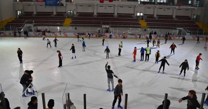 BÜYÜKŞEHİRDEN MANİSALI ÇOCUKLARA BUZ PATENİ KEYFİ