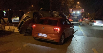 ÇARPIŞAN OTOMOBİLLER ÜST ÜSTE BİNDİ: 2 YARALI