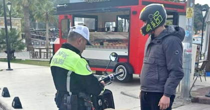 ÇEŞME'DE MOTOSİKLET DENETİMLERİNDE CEZA YAĞDI