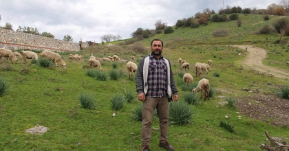 ÇOK SEVDİĞİ KOYUNLARDAN 32 YILDIR KOPAMIYOR