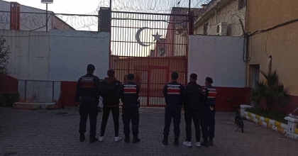 DÜĞÜNDE BİR KİŞİYİ BIÇAKLAYAN 2 ŞÜPHELİ TUTUKLANDI