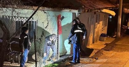 EŞİNİ VE KAYINBİRADERİNİ SOKAK ORTASINDA POMPALI TÜFEKLE VURDU