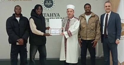 FİLDİŞİ SAHİLLİ ÖĞRENCİ KÜTAHYA'DA MÜSLÜMAN OLDU