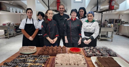 GEDİZ'DE GENÇ AŞÇILAR HEM ÜRETİYOR HEM KAZANIYOR