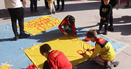 GÖZTEPELİ ÇOCUKLAR, ALANYASPOR MAÇININ PANKARTLARINI YAPTI