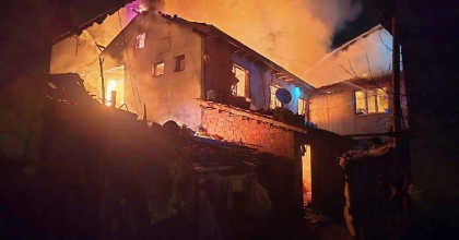 HİSARCIK’TA ÇIKAN YANGINDA 2 EV İLE 1 AHIR ZARAR GÖRDÜ