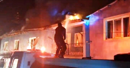 HİSARCIK'TA İKİ KATLI BİNA ALEVLERE TESLİM OLDU