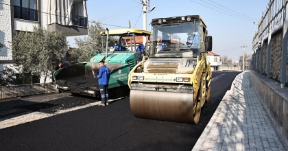 İLBADE’DE YOLLAR YENİLENİYOR
