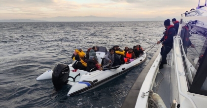 İZMİR AÇIKLARINDA 32 GÖÇMEN VE 1 KAÇAKÇI YAKALANDI