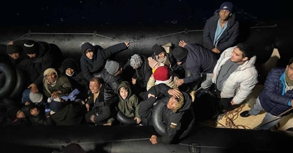 İZMİR AÇIKLARINDA 37 DÜZENSİZ GÖÇMEN YAKALANDI