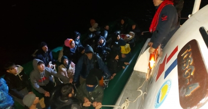 İZMİR AÇIKLARINDA ÖLÜME SÜRÜKLENEN 40 GÖÇMEN KURTARILDI