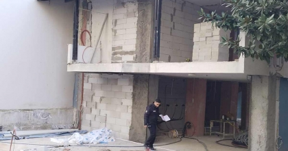 İZMİR'DE TAMİR İÇİN ÇIKTIĞI ÇATIDAN DÜŞEN KİŞİ ÖLDÜ