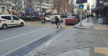 İZMİR’DE YAYALARA YOL VERMEYEN SÜRÜCÜLER KAMERADA