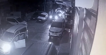 İZMİR'DE YOL KAVGASINDA 22 YAŞINDAKİ GENÇ 4 YERİNDEN BIÇAKLANDI