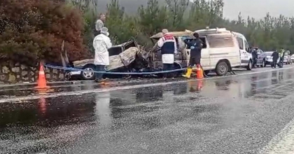 İZMİR’DEKİ KAZADA CAN PAZARI: 1 KİŞİ YANARAK ÖLDÜ, 3 KİŞİ YARALANDI