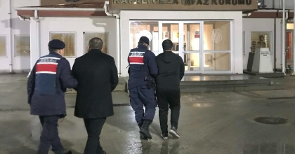 3 AYLIK TAKİP SONUNDA 2 GÖÇMEN KAÇAKÇISI YAKALANDI