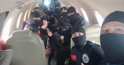 KIRMIZI BÜLTENLE ARANIYORLARDI, BÖYLE GETİRİLDİLER