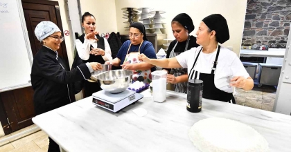 KURSİYERLER, İŞARET DİLİYLE PASTA YAPIYOR