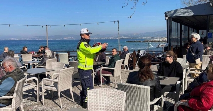 KUŞADASI'NDA TRAFİK JANDARMASINDAN MOTOSİKLET VE KASK EĞİTİMİ