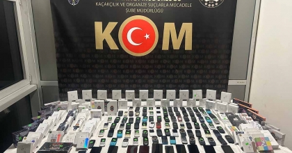 GÜMRÜK KAÇAĞI 102 TELEFON VE 25 AKILLI SAAT ELE GEÇİRİLDİ
