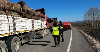 KÜTAHYA’DA ORMAN EMVALİ YÜKLÜ ARAÇLAR DENETLENDİ