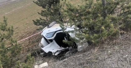 KÜTAHYA'DA OTOMOBİL ŞARAMPOLE DEVRİLDİ: 1 ÖLÜ, 1 YARALI