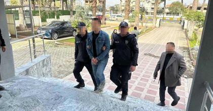 MİNİBÜSÜ KUNDAKLAYAN ŞÜPHELİ POLİSTEN KAÇAMADI