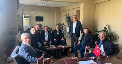 MUHTARLARDAN YENİ KOORDİNATÖRE ÇİZME HEDİYESİ