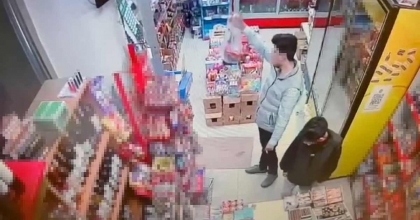 MAHALLE BAKKALINDA ORGANİZE HIRSIZLIK KAMERADA