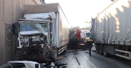 MANİSA'DA 4 TIRIN KARIŞTIĞI KAZADA 2 KİŞİ YARALANDI