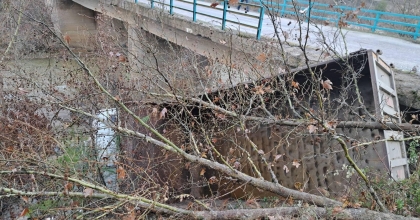 MANİSA’DA KAMYON 'GÖRDES ÇAYINA' UÇTU: 2 YARALI