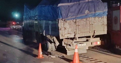 MANİSA'DA OTOMOBİL KAMYONA ÇARPTI: 1 ÖLÜ, 1 YARALI