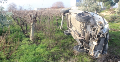 MANİSA’DA TAKLA ATAN OTOMOBİL TARLAYA UÇTU