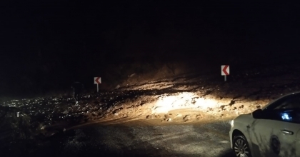 MARMARİS'TE TOPRAK KAYMASI NEDENİYLE ARAÇLAR YOLDA MAHSUR KALDI