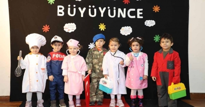 HAYALLERİNDEKİ MESLEKLERİN KIYAFETLERİNİ GİYDİLER