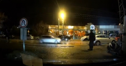 MUĞLA'DA GÜLÜMSETEN YOL VERME ANI ARAÇ KAMERASINA YANSIDI