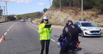 MOTOSİKLET DENETİMLERİNDE 71 SÜRÜCÜYE CEZA KESİLDİ