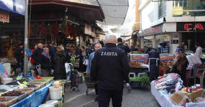 NAZİLLİ BELEDİYESİ ÇARŞI ESNAFINA ÇÖP POŞETİ DAĞITTI