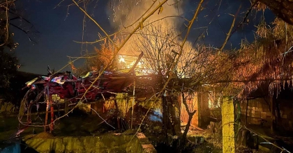 NAZİLLİ'DE ALEVLERE TESLİM OLAN METRUK EV KÜLE DÖNDÜ