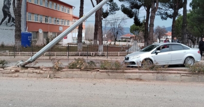 OTOMOBİL AYDINLATMA DİREĞİNE ÇARPARAK DURABİLDİ