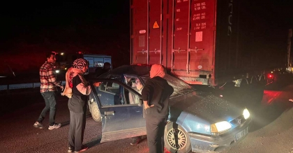 OTOMOBİL, YOL KENARINDAKİ TIRA ÇARPTI: 2 AĞIR YARALI