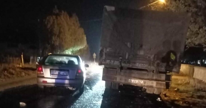 OTOMOBİLİN KAMYONLA ÇARPIŞTIĞI KAZADA 2 KİŞİ YARALANDI