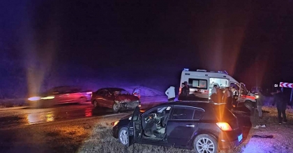 OTOMOBİLLERİN KAFA KAFAYA ÇARPIŞTIĞI KAZADA 8 KİŞİ YARALANDI