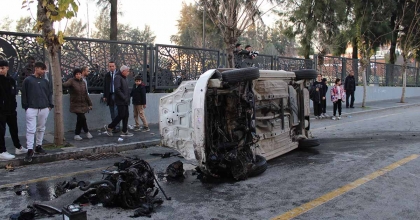 REFÜJE ÇARPIP TAKLA ATTI: 4 YARALI