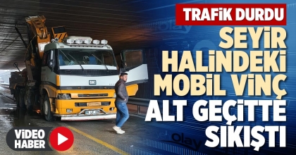 SEYİR HALİNDEKİ MOBİL VİNÇ ALT GEÇİTTE SIKIŞTI