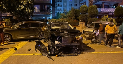 KONTROLDEN ÇIKAN OTOMOBİL, PARK HALİNDEKİ ARAÇLARA DALDI